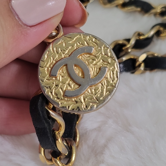 CHANEL 1982 Vintage Medallion Black Leather Chain Belt - Picture 6 of 13